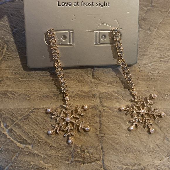 SUGARFIX BaubleBar Feeling Frosty
Earrings - Snowflake Winter Christmas Gold NWT - Picture 6 of 6